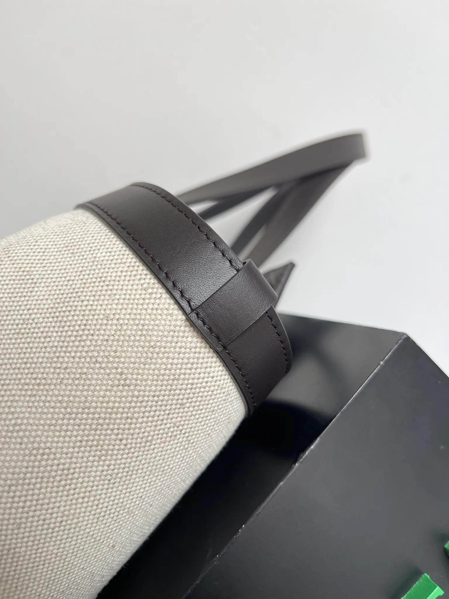 Batch 1880 BV's new structure Flip Flap tote handbag. Flip and fold, deconstructing the classic. A representative of restrained and elegant pragmatism. The best companion for travel and commuting. The cotton and linen blended bag body is lightweight and durable. The black and white panda color scheme is very distinctive. There are sizes🉑️ to choose from. Unisex. The capacity fully meets daily needs. Girls who like big bags can also choose the large size. It's really cool [color]. Style number: 754914 Size: 43*20*31